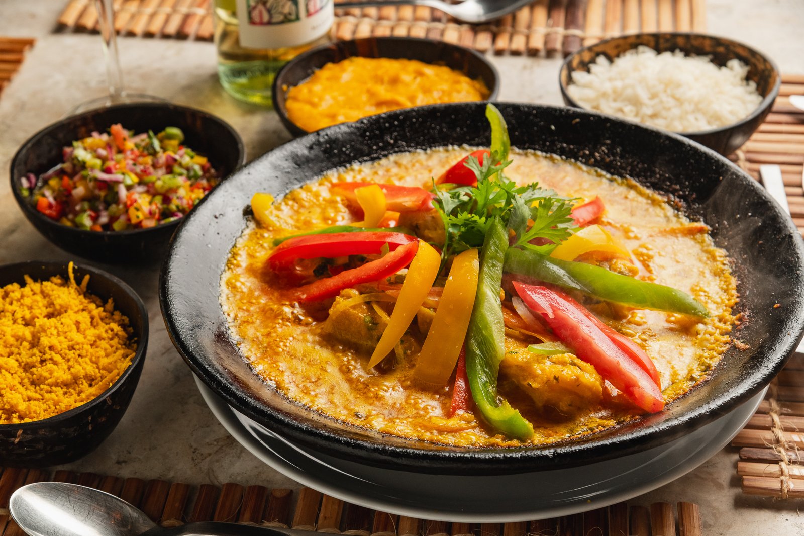 Moqueca servida na panela de barro no restaurante Cambuí Gastronomia, Hotel Ponta de Inhambupe, Baixio, Bahia