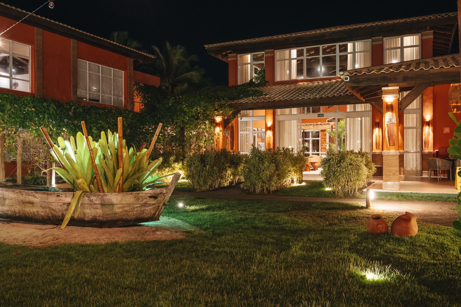 Fachada do Hotel Boutique & Spa Ponta de Inhambupe iluminada à noite com luzes quentes e aconchegantes, Baixio, Bahia