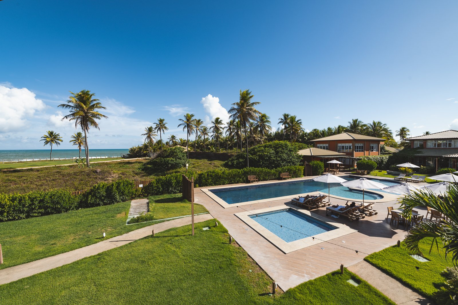 Vista da piscina e do mar a partir da suíte do Hotel Ponta de Inhambupe ao amanhecer, Baixio, Bahia