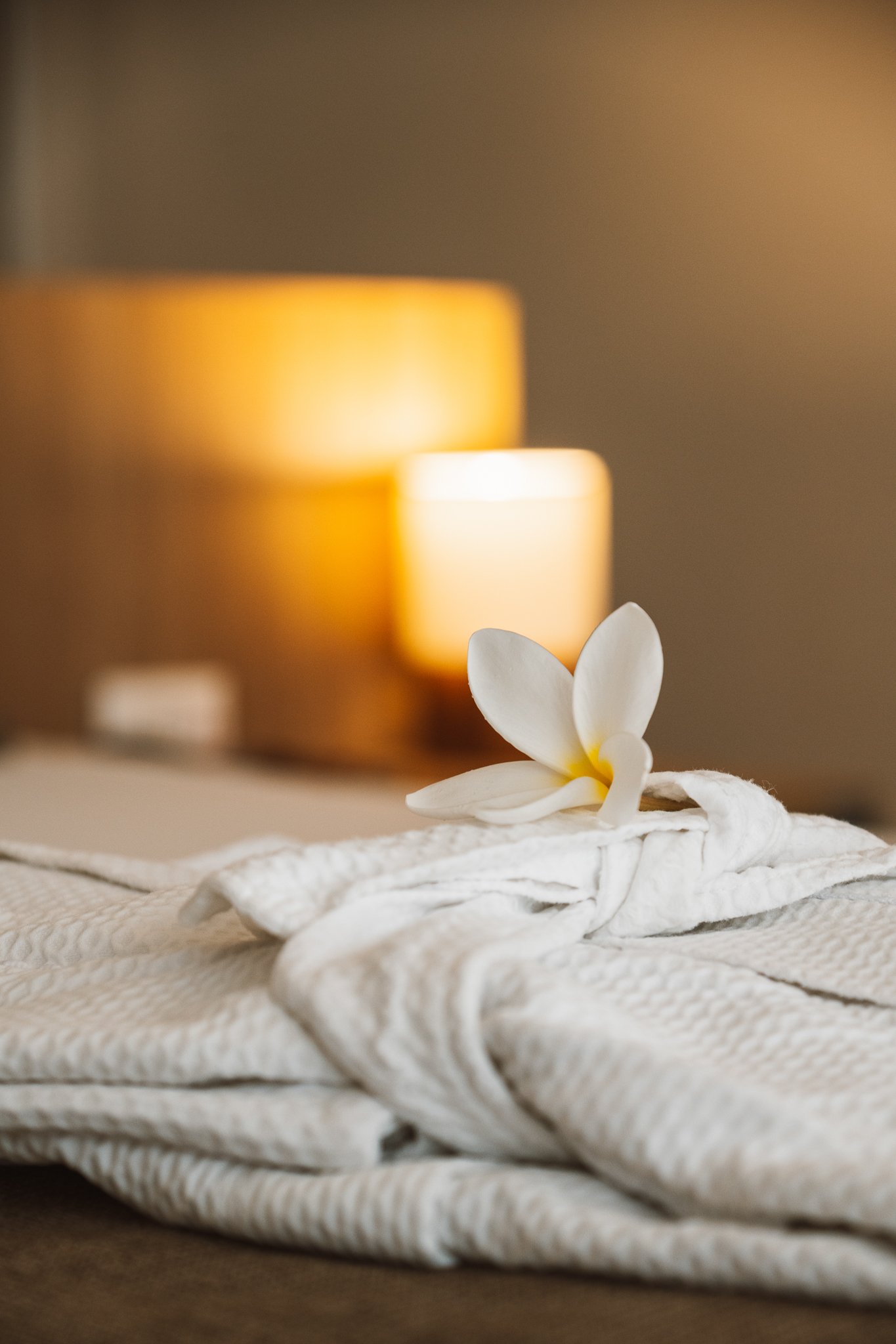 Detalhe do Spa do Hotel Ponta de Inhambupe com vela e flor sobre a toalha, Baixio, Bahia