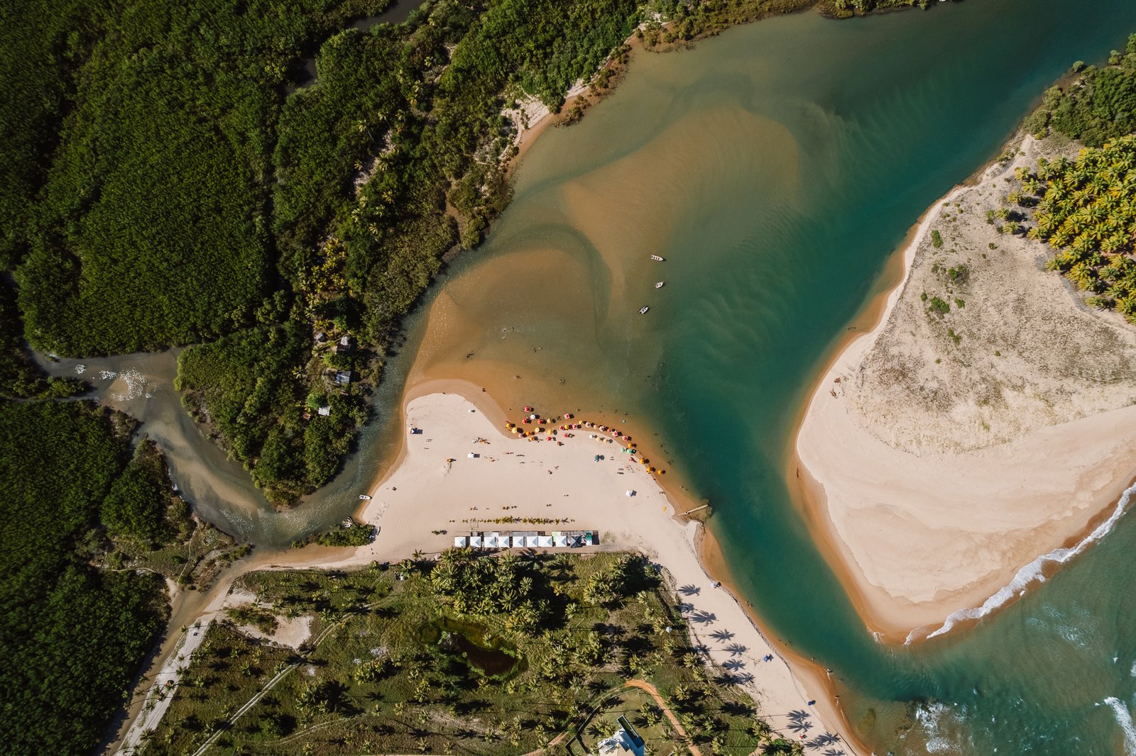 Encontro das águas na Ponta de Inhambupe, banco de areia entre o rio e o mar, Baixio, Bahia