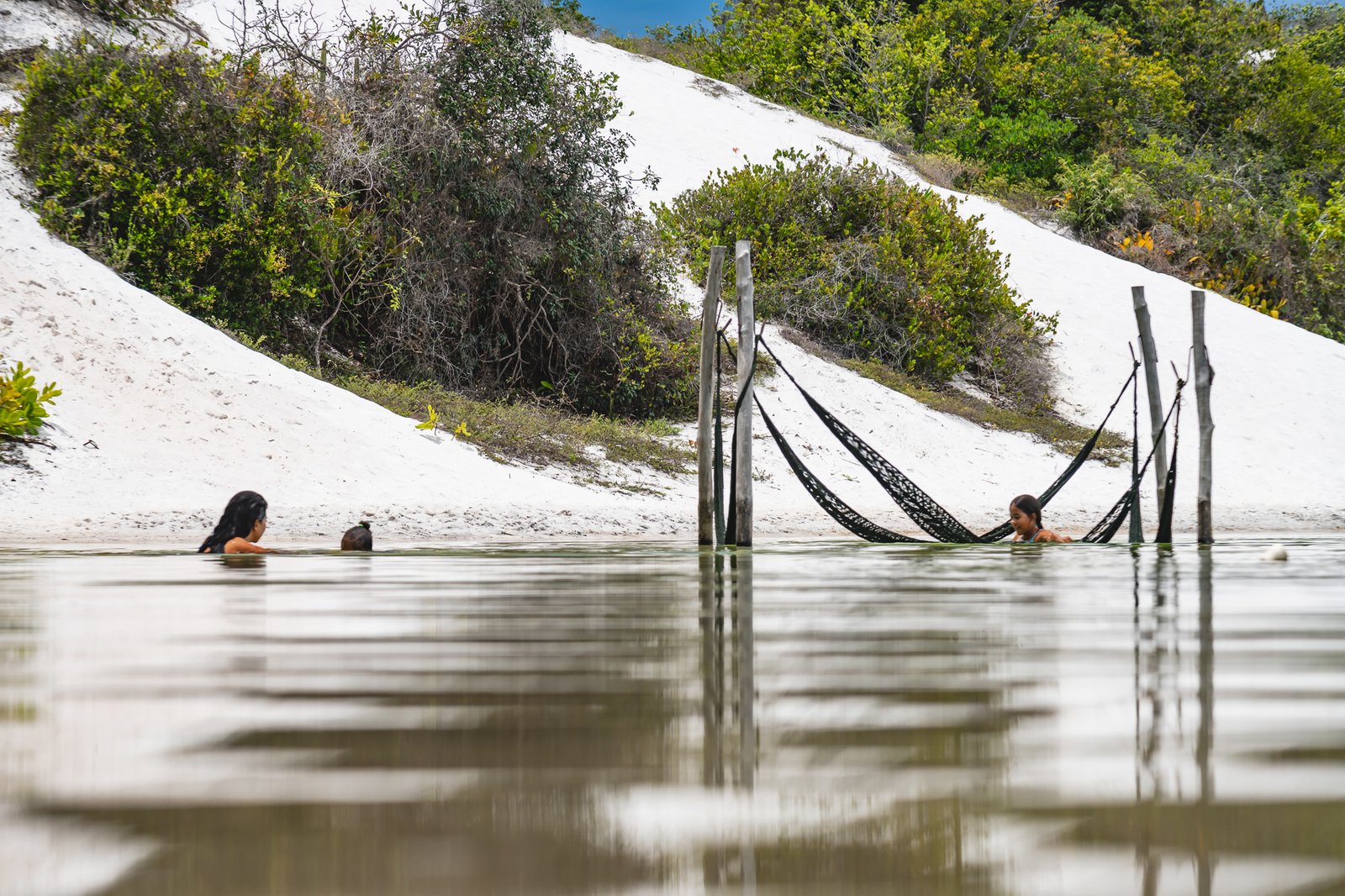Rede estendida sobre a água cristalina de uma das lagoas de Baixio, Bahia