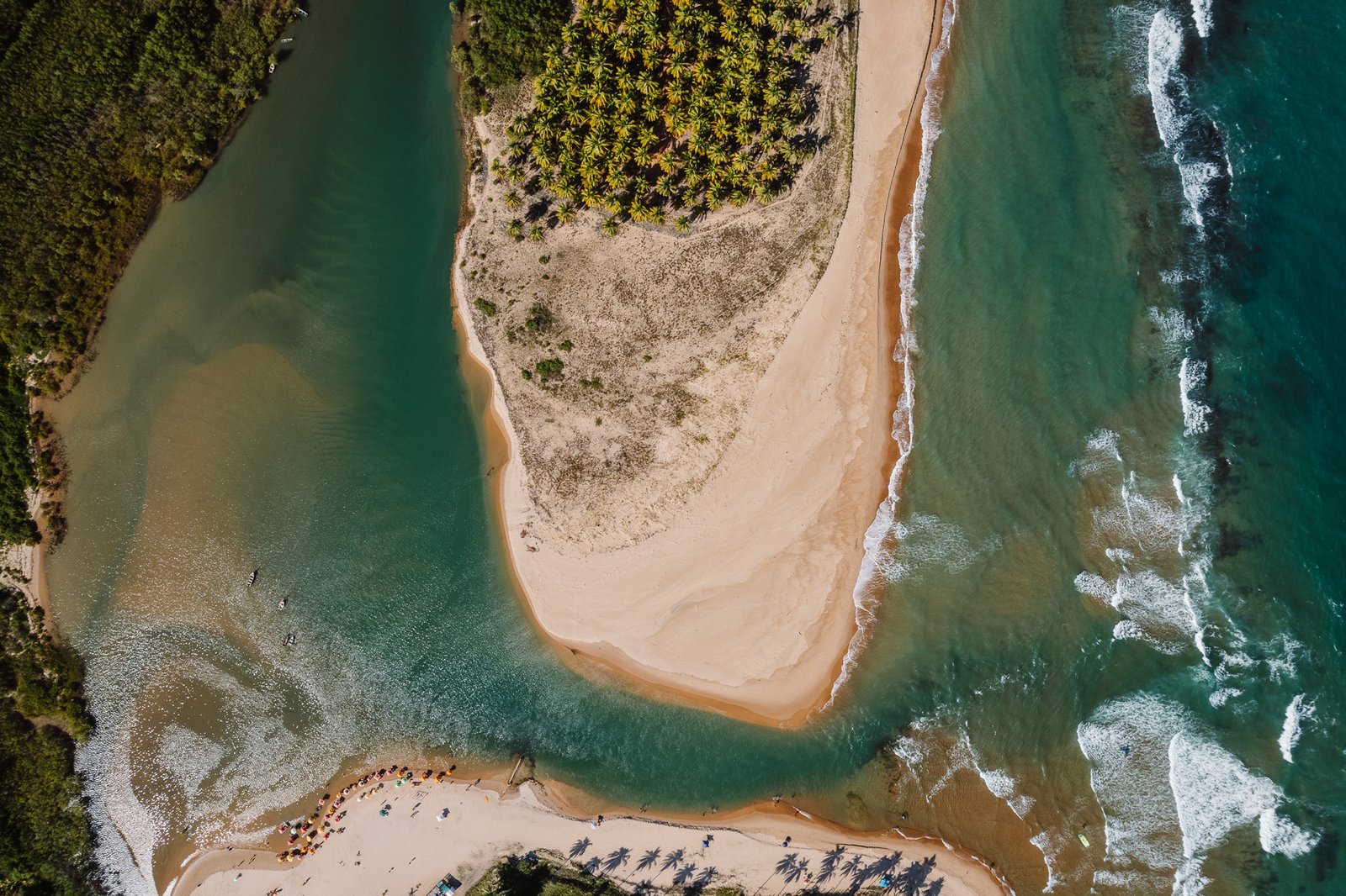 Encontro do Rio Inhambupe com o mar na Ponta de Inhambupe, Baixio, Bahia