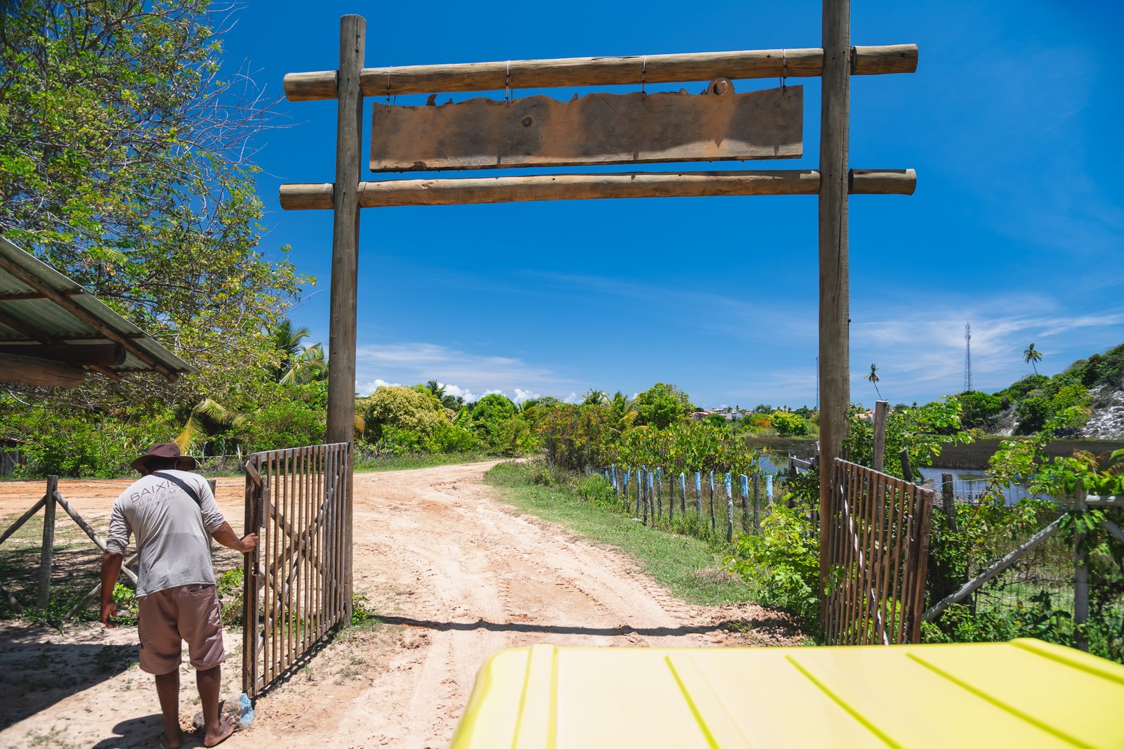Portão de entrada da trilha para o passeio de 4x4 rumo às lagoas de Baixio, Bahia