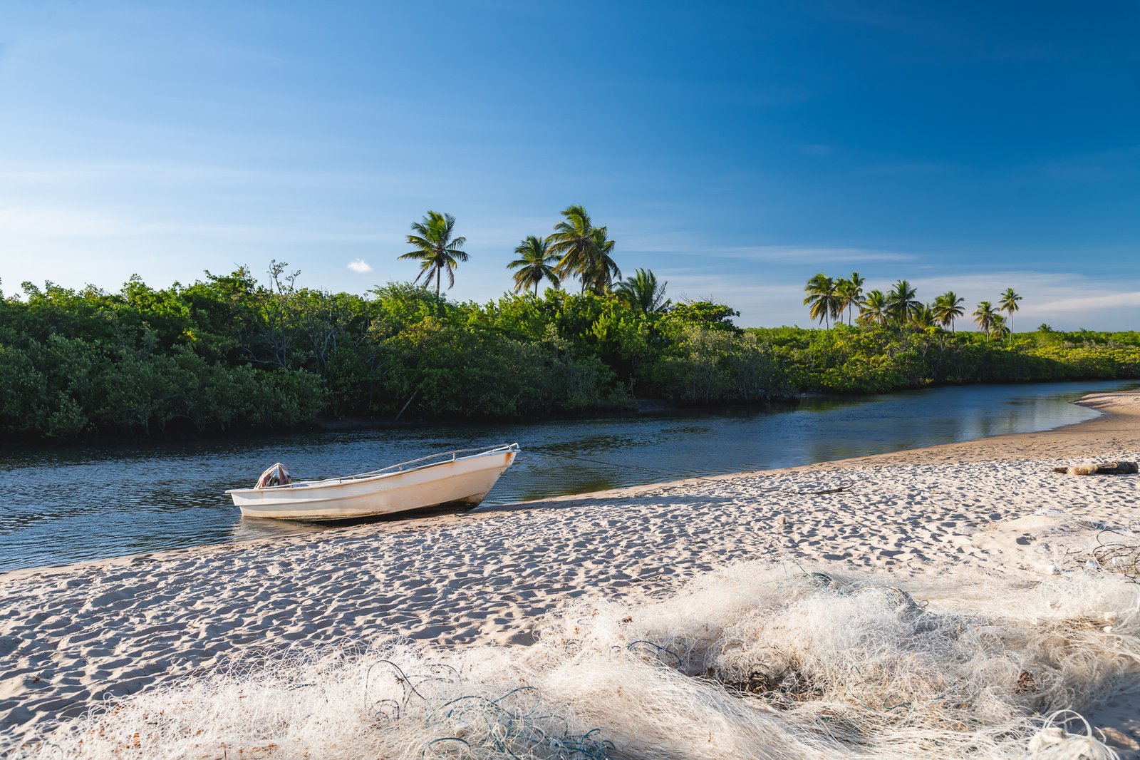Barco na praia ao entardecer na Ponta de Inhambupe, Baixio, Bahia