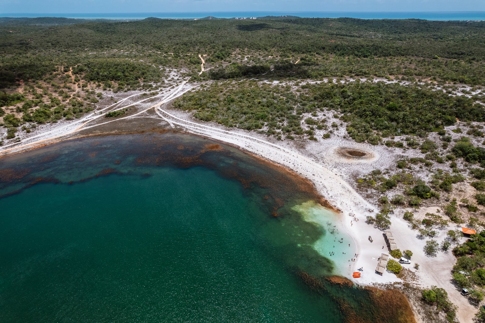 Lagoa Azul de águas cristalinas cercada por dunas de areia branca em Baixio, Bahia — fotografia por Paulo Bezerra de Melo