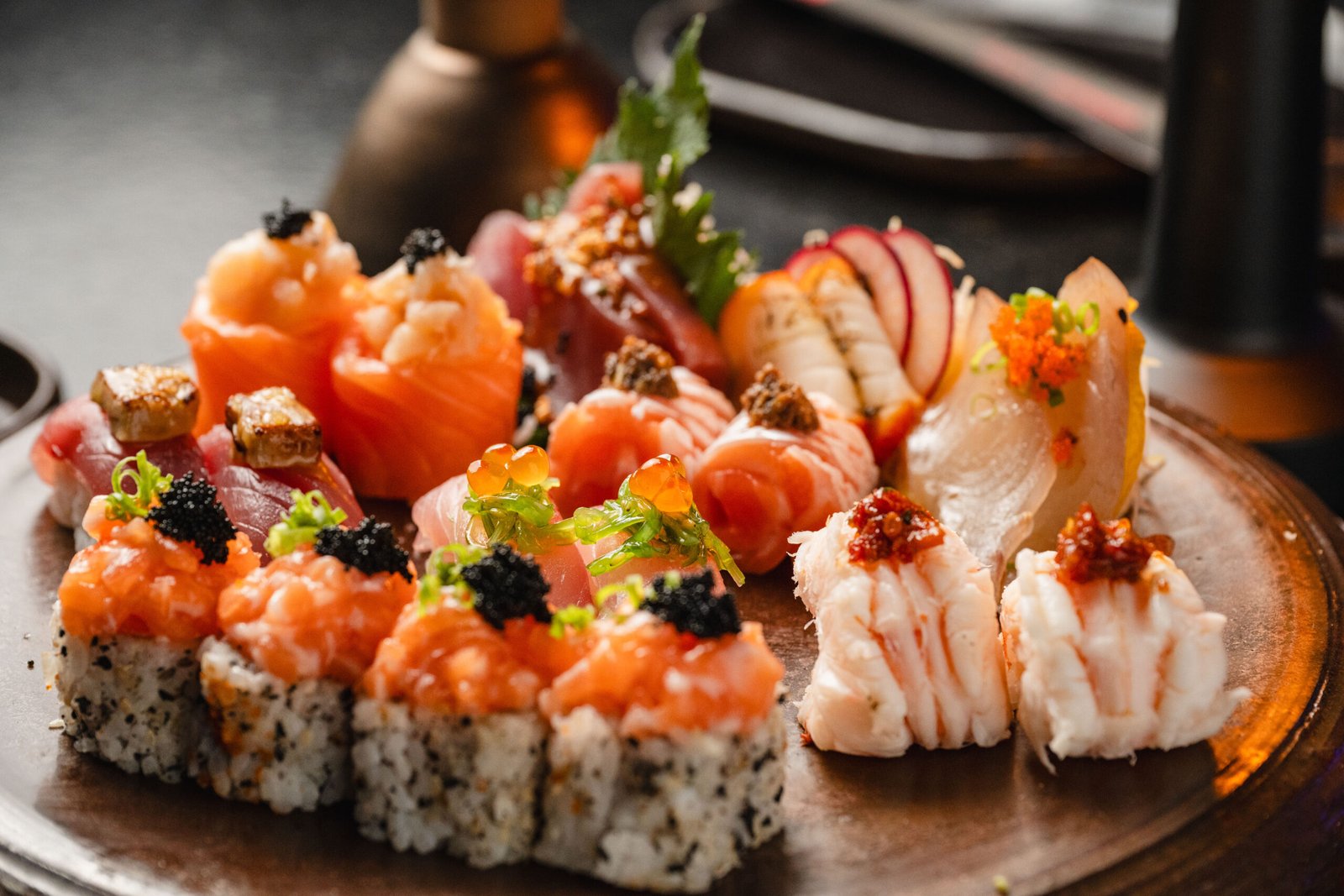 Grande seleção de sushi e sashimi do Yokocho Izakaya