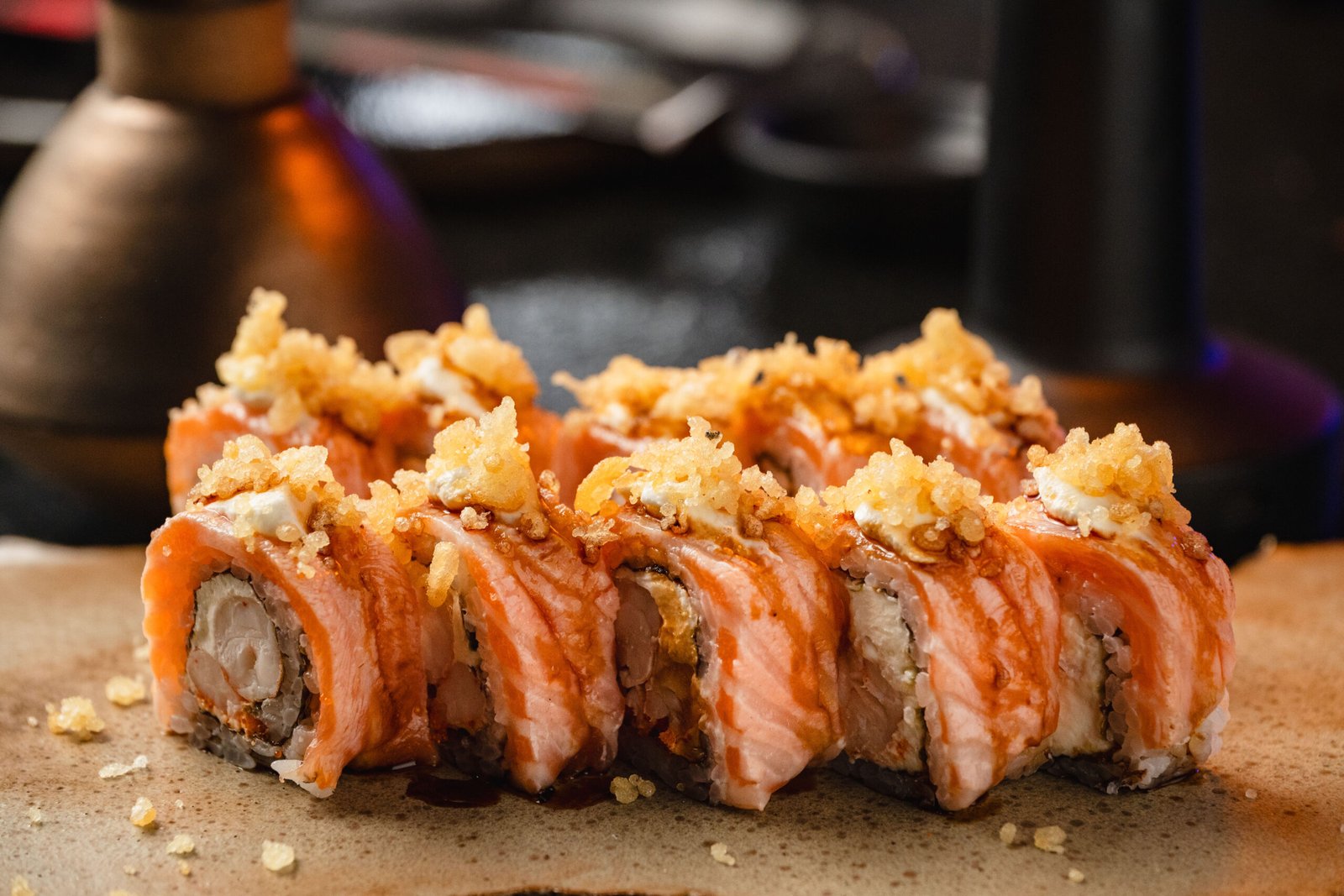 Roll crocante em plano fechado no Yokocho Izakaya