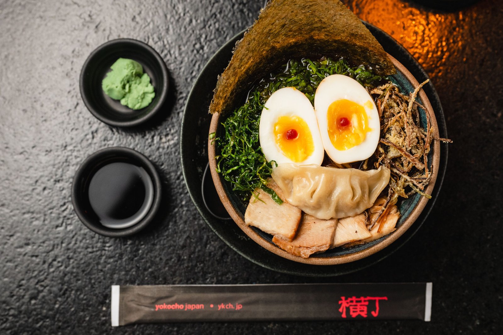 Ramen do Yokocho Izakaya fotografado em composição superior