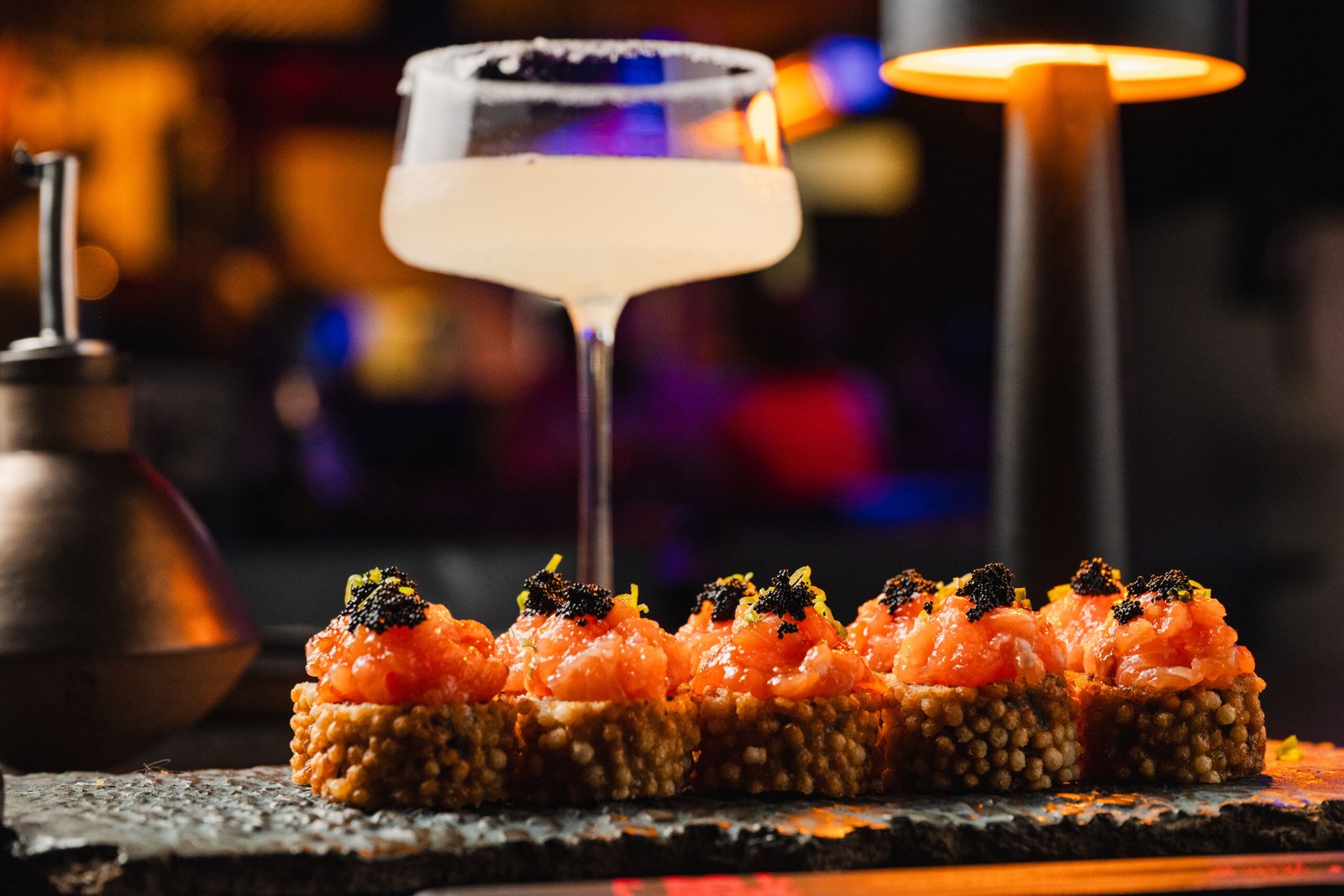 Drink autoral e prato japonês na atmosfera noturna do Yokocho Izakaya