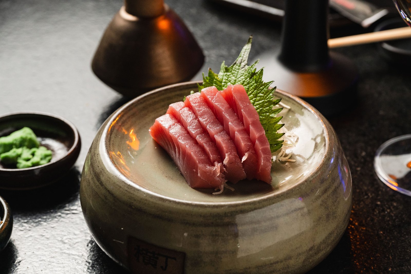 Fatias de sashimi de atum servidas no Yokocho Izakaya