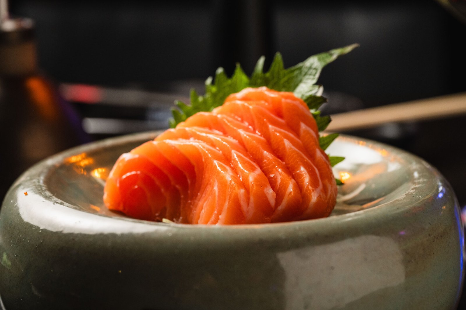 Fatias de sashimi de salmão fotografadas no Yokocho Izakaya