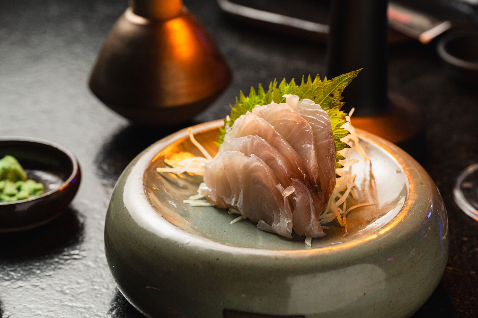 Sashimi de peixe branco com folha de shiso no Yokocho Izakaya