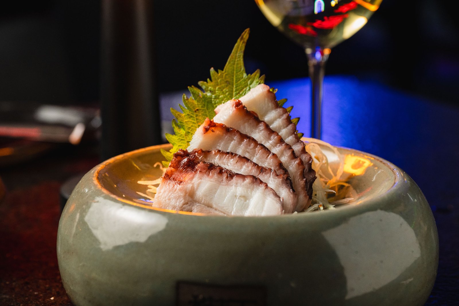 Sashimi de peixe selado com vinho ao fundo no Yokocho Izakaya