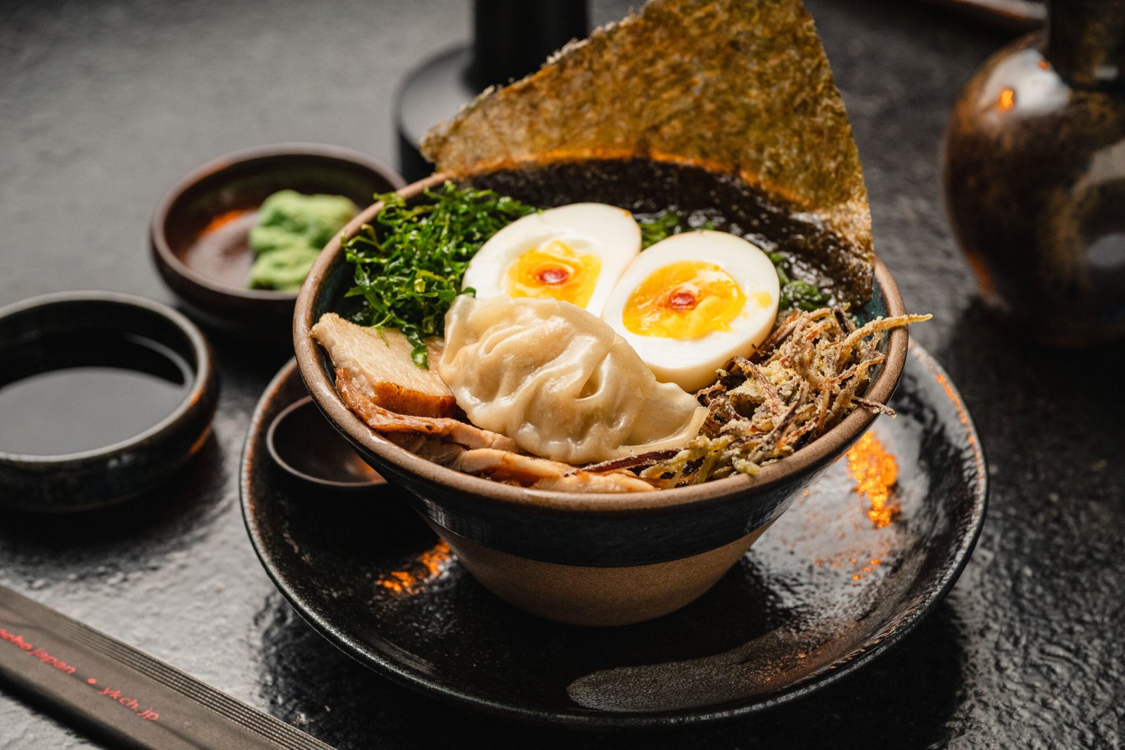 Tigela de ramen com ovo, alga e vegetais no Yokocho Izakaya