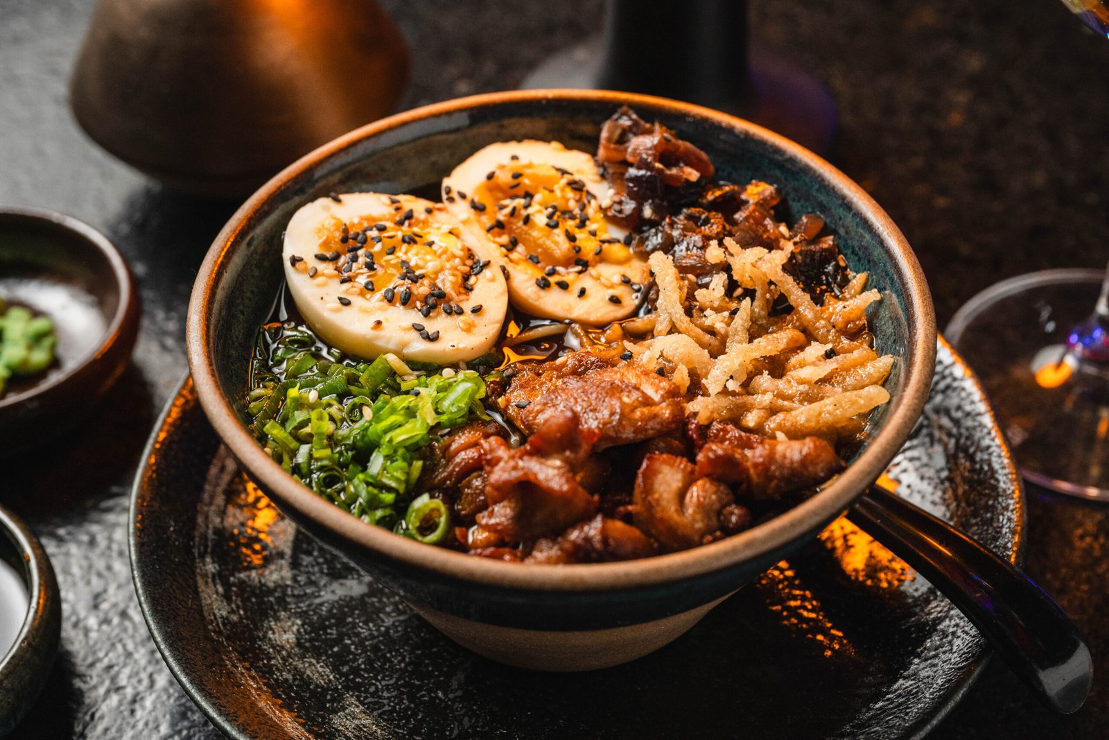 Bowl oriental com carne, ovo e vegetais no Yokocho Izakaya
