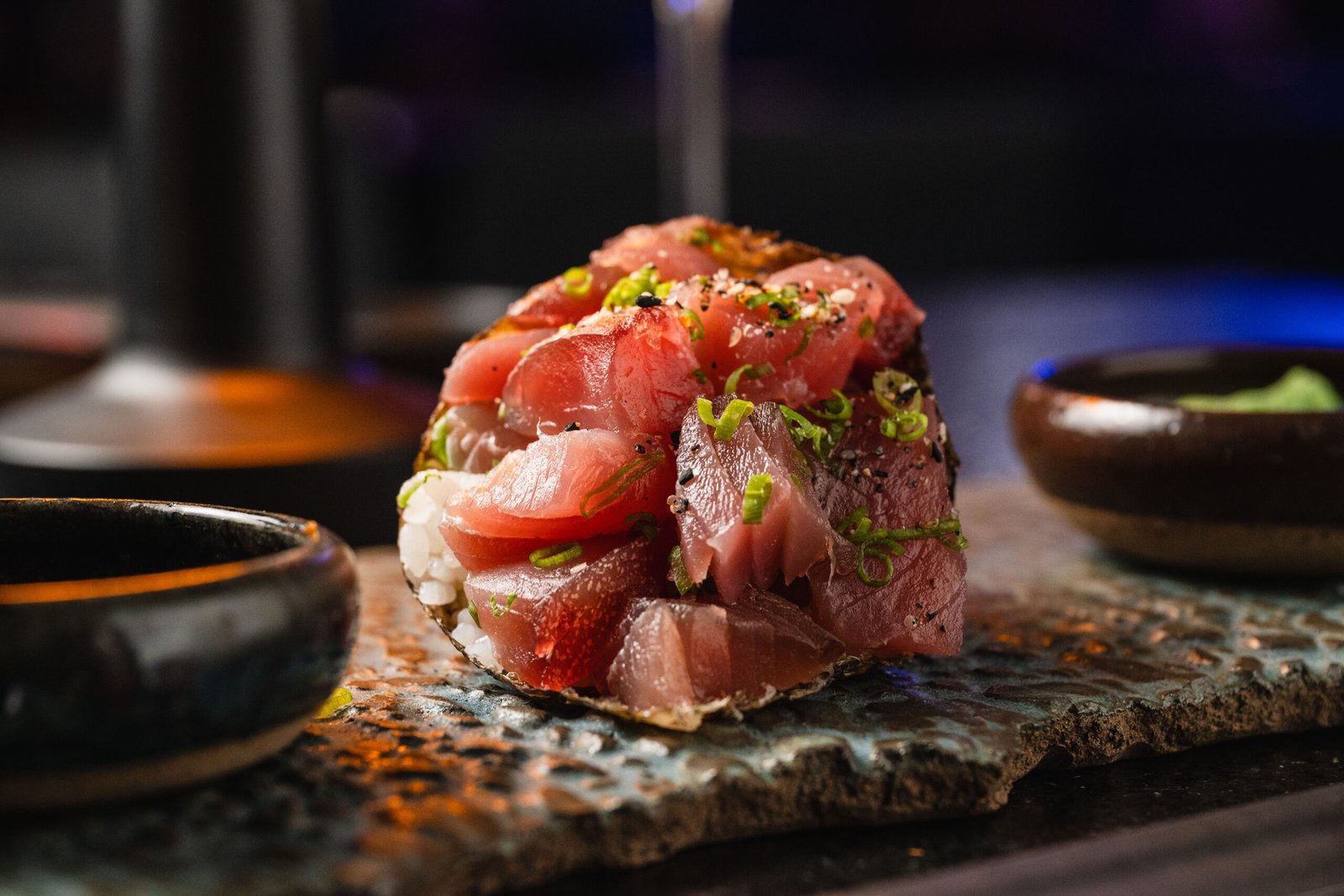 Peças de atum com ervas e gergelim no Yokocho Izakaya