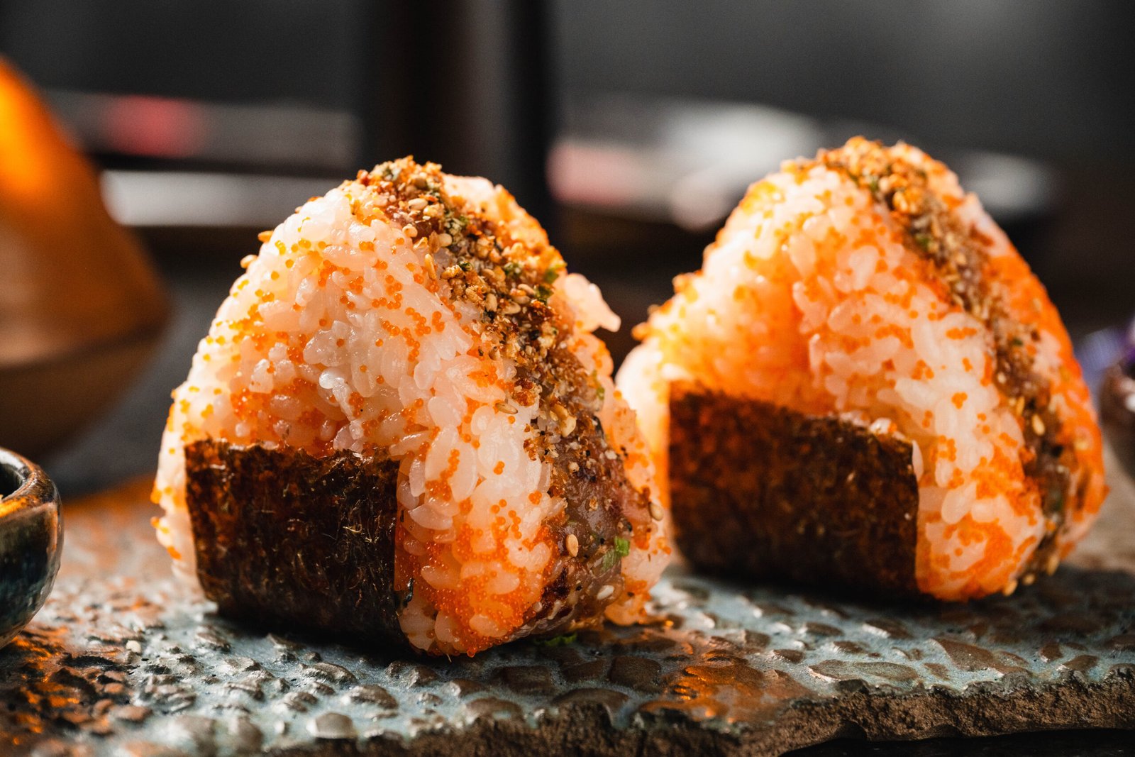 Onigiris crocantes fotografados para o Yokocho Izakaya