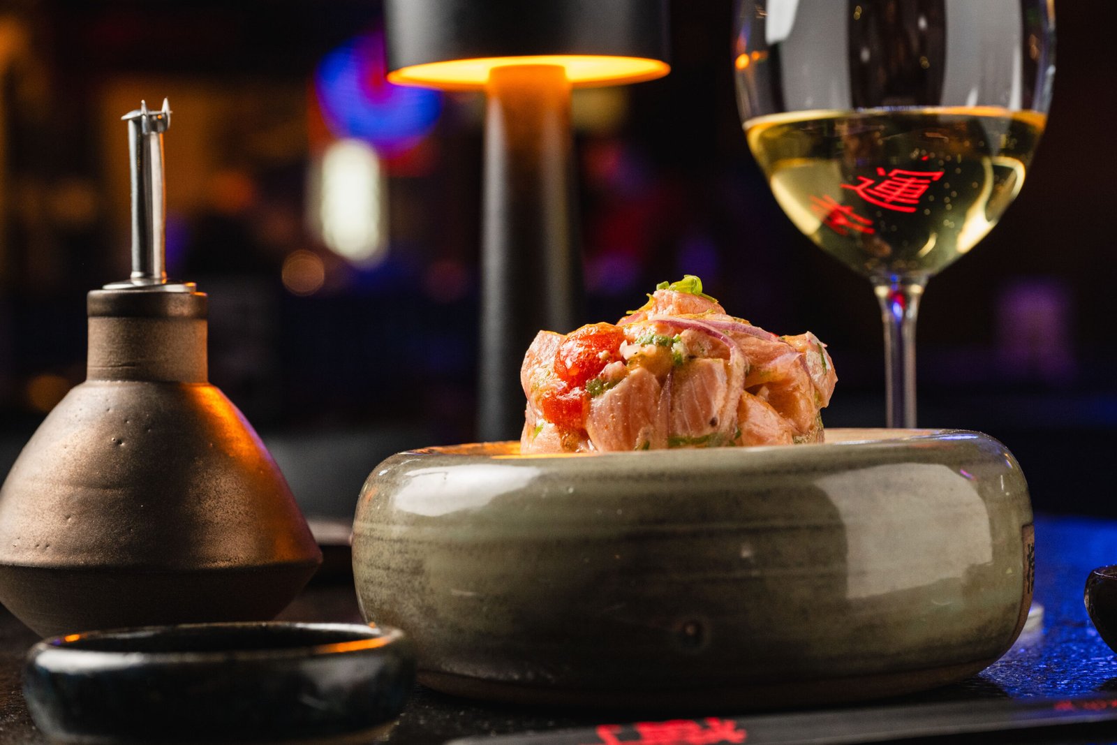 Cena gastronômica no ambiente noturno do Yokocho Izakaya