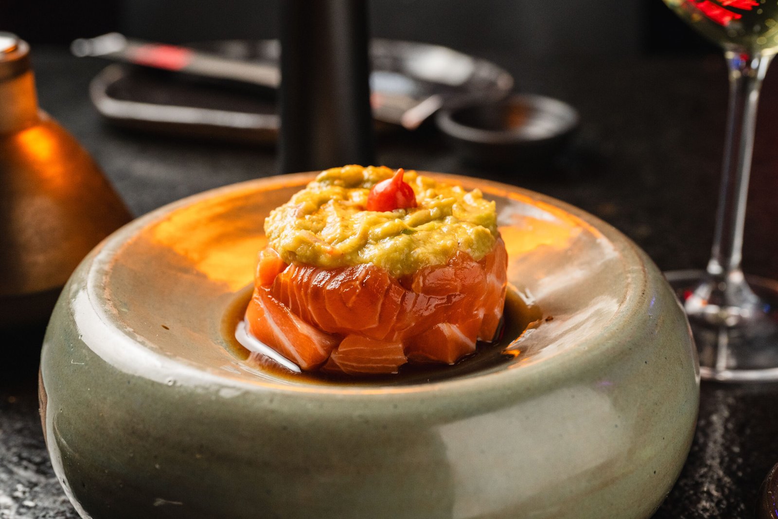 Tartar de salmão servido em prato cerâmico no Yokocho Izakaya