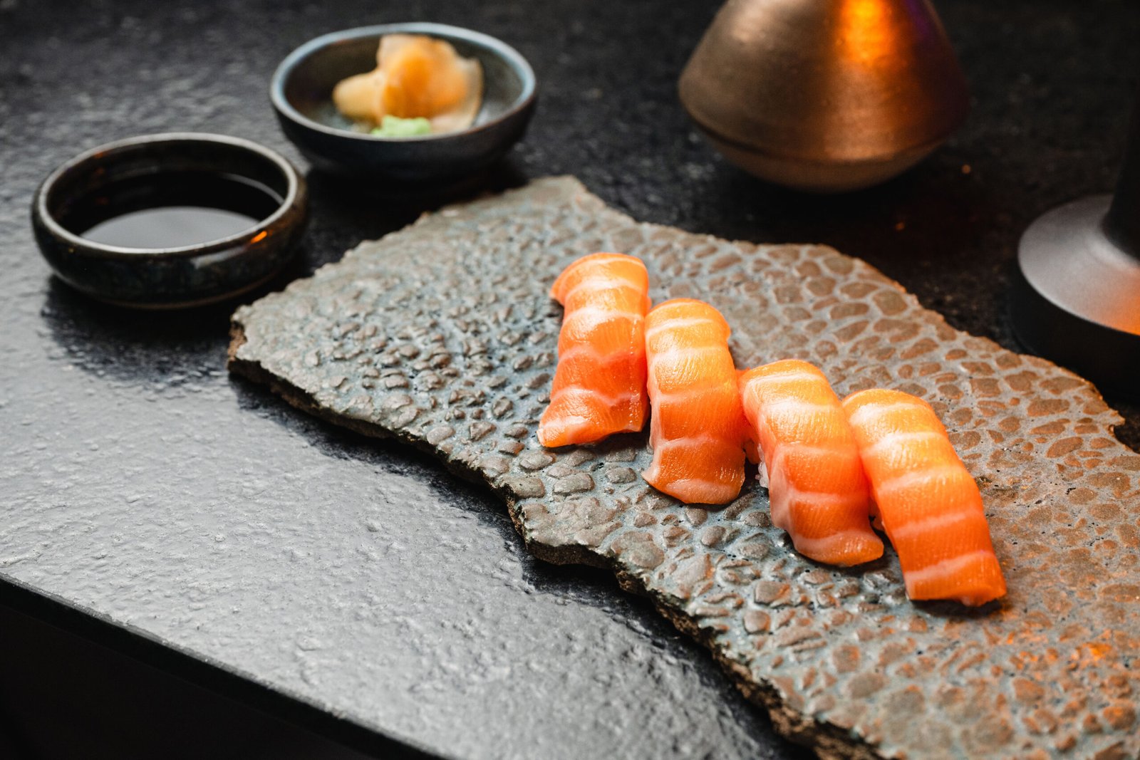 Nigiris de salmão em composição minimalista no Yokocho Izakaya