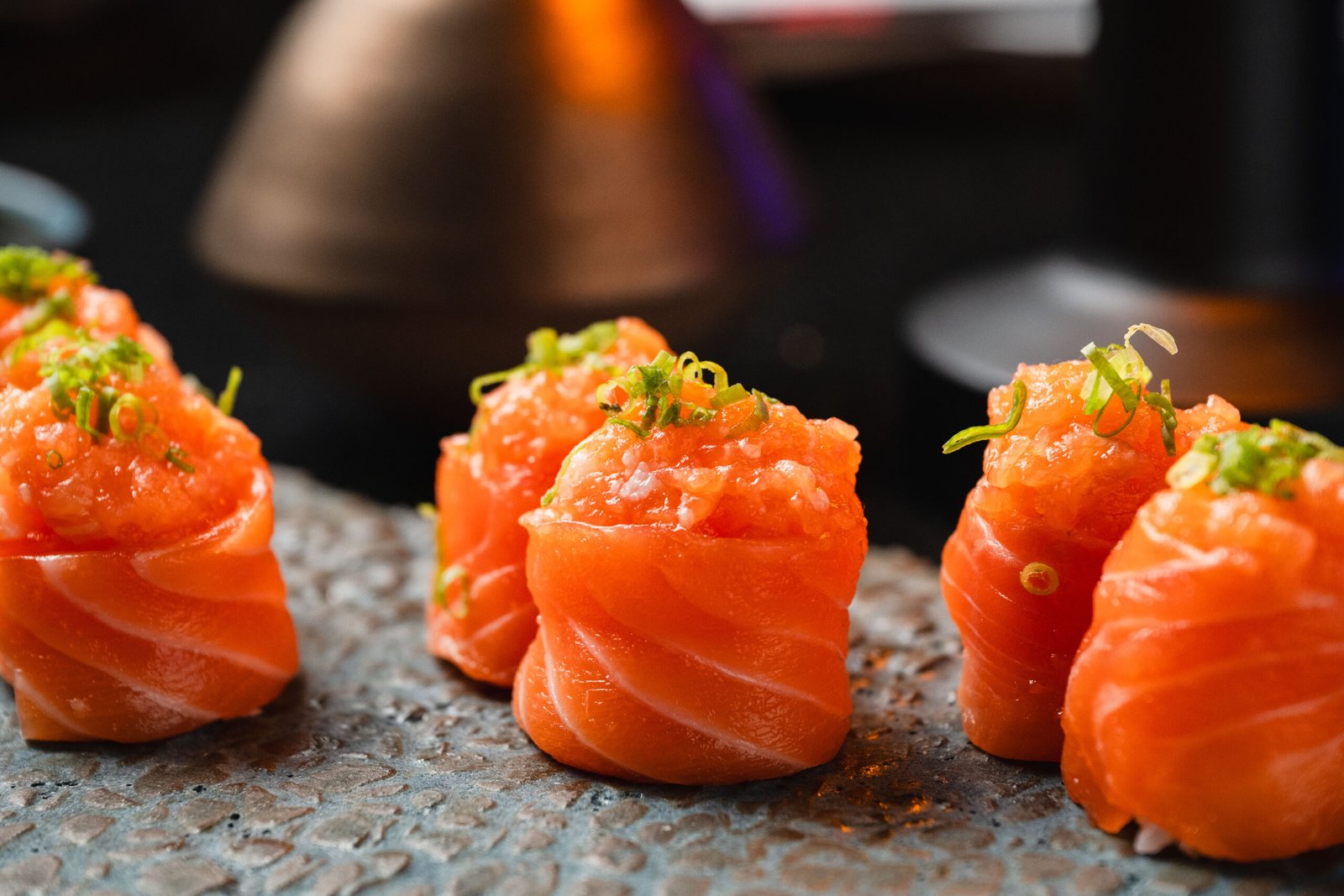 Peças de salmão com cobertura fresca e brilho controlado no Yokocho Izakaya
