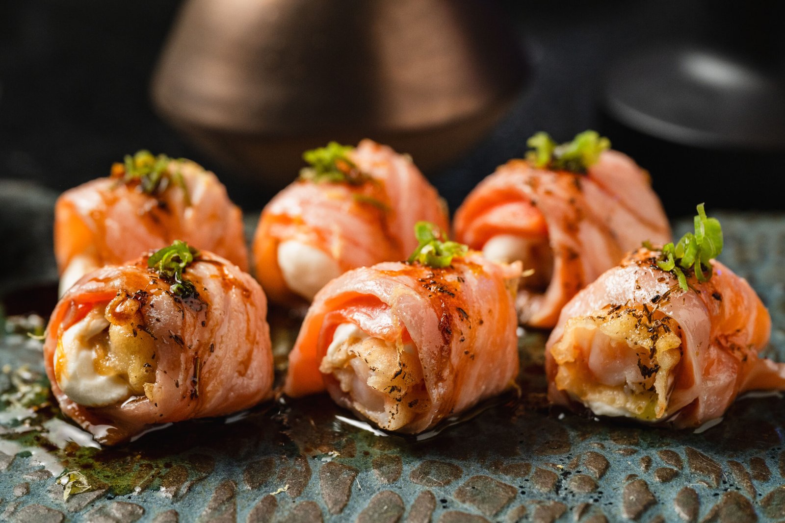 Rolls de salmão com molho e ervas no Yokocho Izakaya
