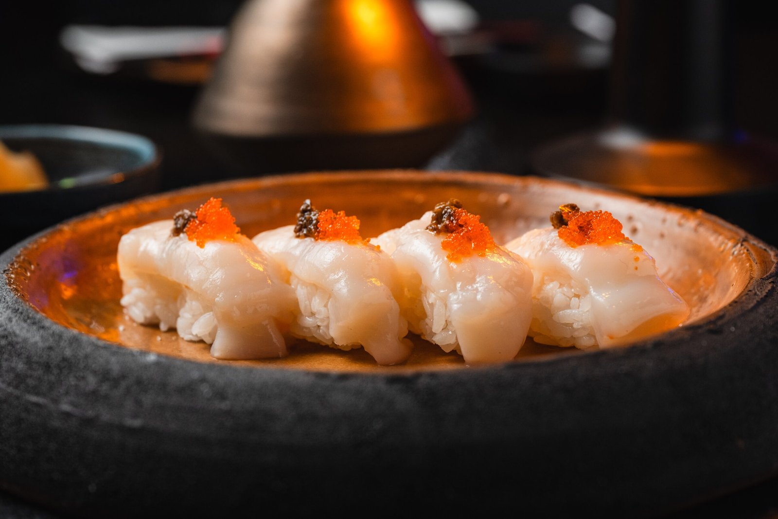 Nigiris de peixe branco com acabamento delicado no Yokocho Izakaya