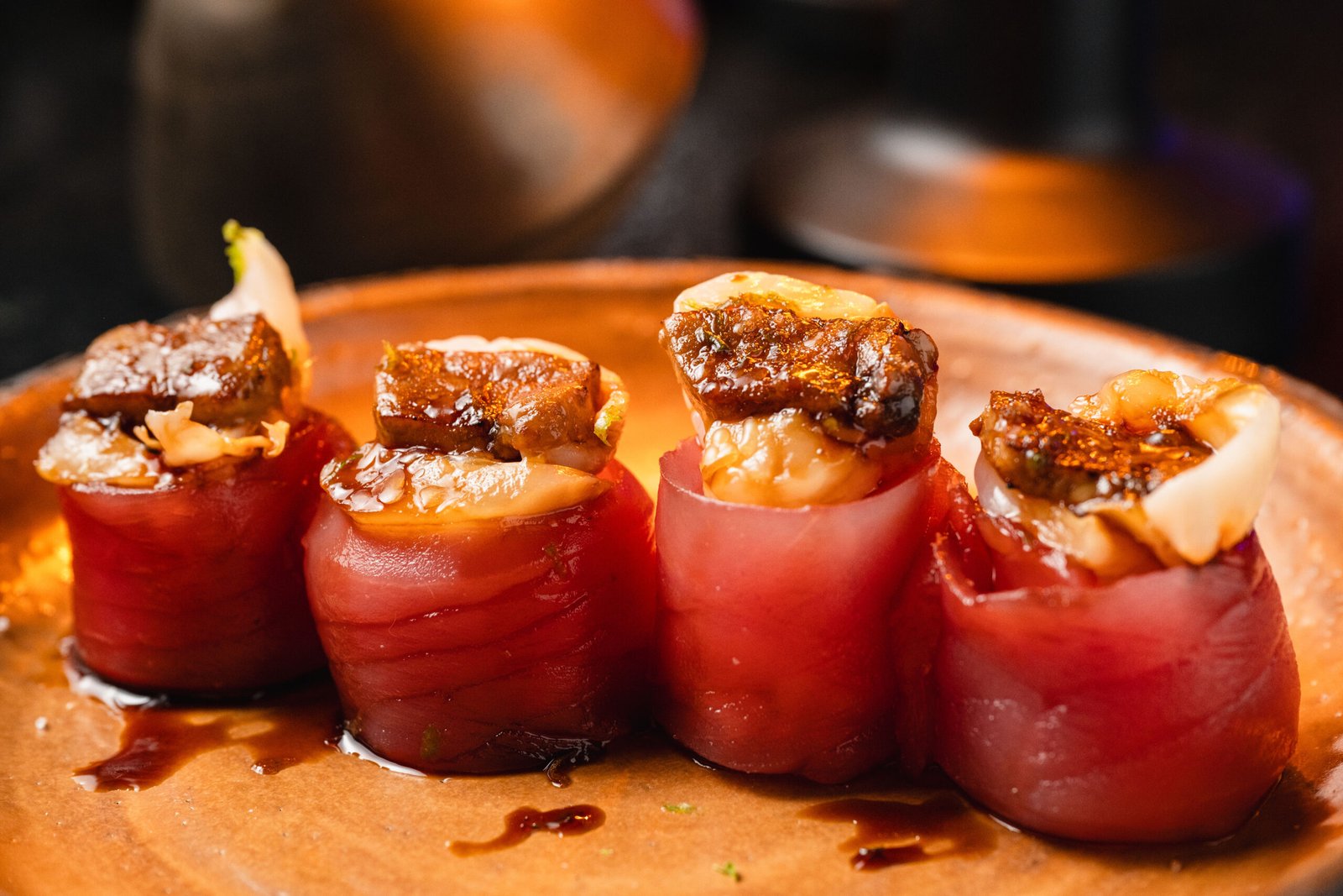 Peças de sushi com cobertura tostada no Yokocho Izakaya
