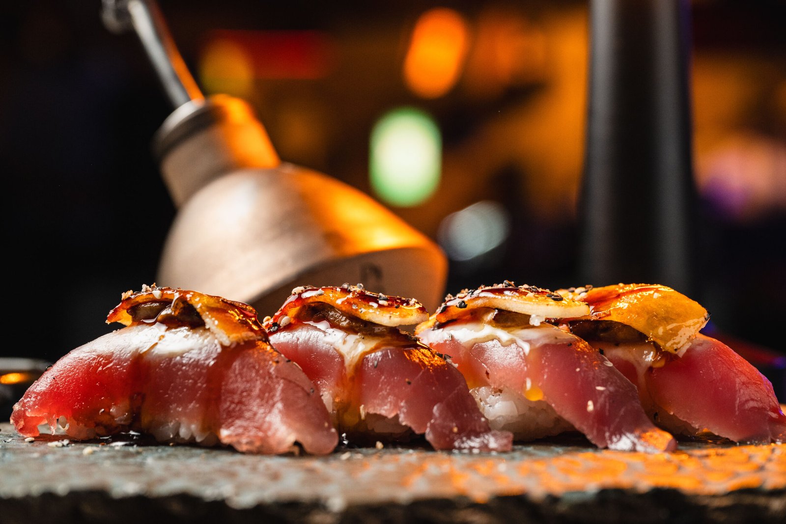 Peças de peixe selado com brilho e textura no Yokocho Izakaya