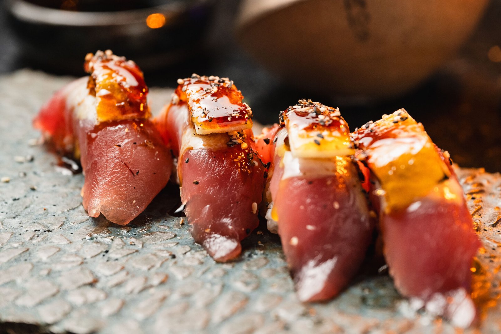 Nigiris selados com acabamento tostado no Yokocho Izakaya