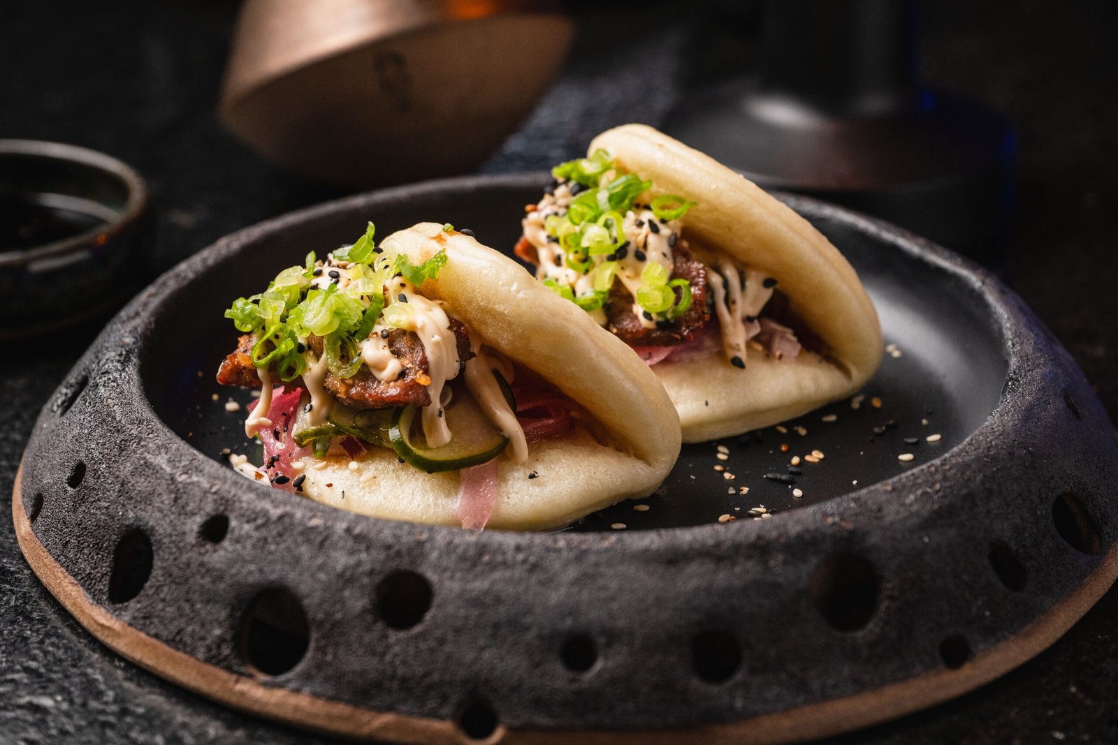Bao recheado fotografado com luz lateral no Yokocho Izakaya
