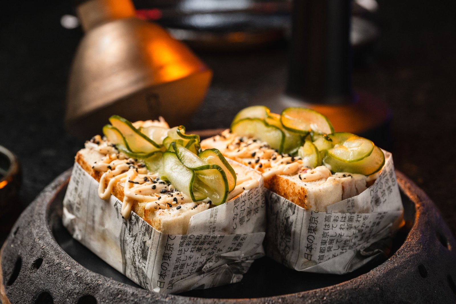 Peças de sushi com pepino e gergelim no Yokocho Izakaya