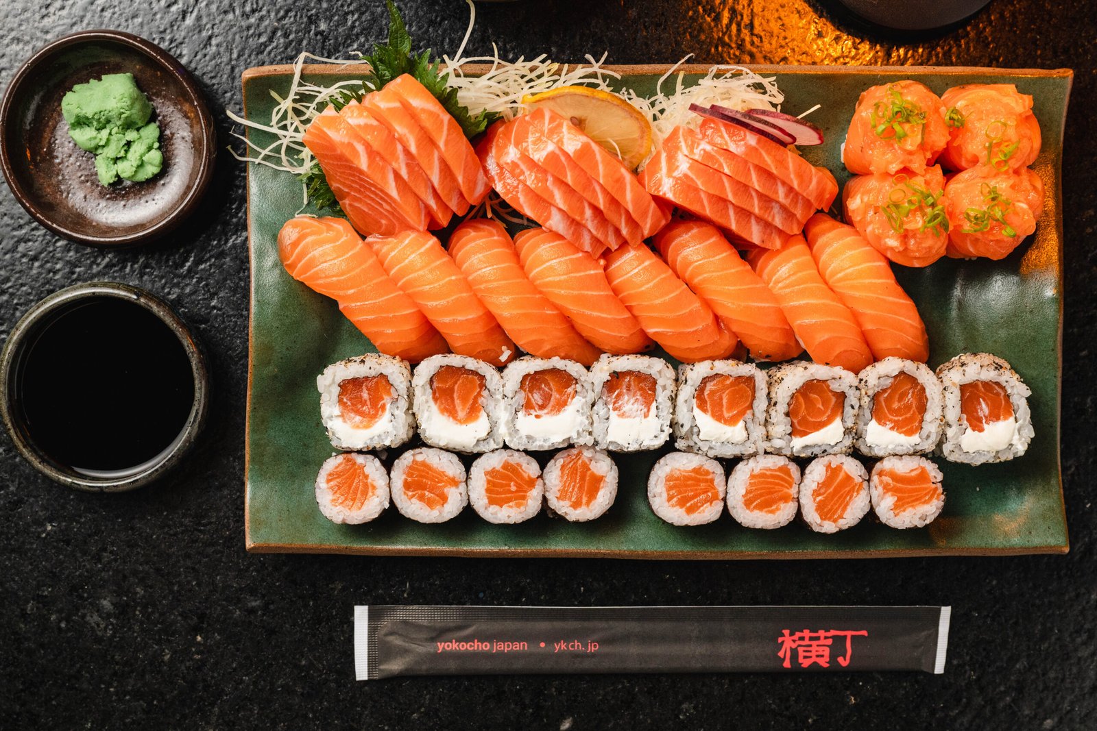 Combinado de sushi e sashimi visto de cima no Yokocho Izakaya